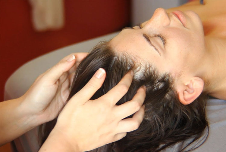 5 Cách massage da đầu kích thích mọc tóc nhanh bất ngờ | Rungtoc.vn